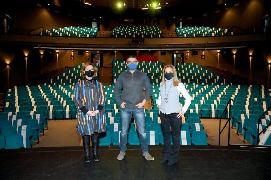 Visita a Trabajadores del TACA por su 25º Aniversario -  Imagen del alcalde Rafael Sánchez Acera, la concejal de Cultura Rosario Tamayo y otra persona en representación del TACA en el escenario del teatro.