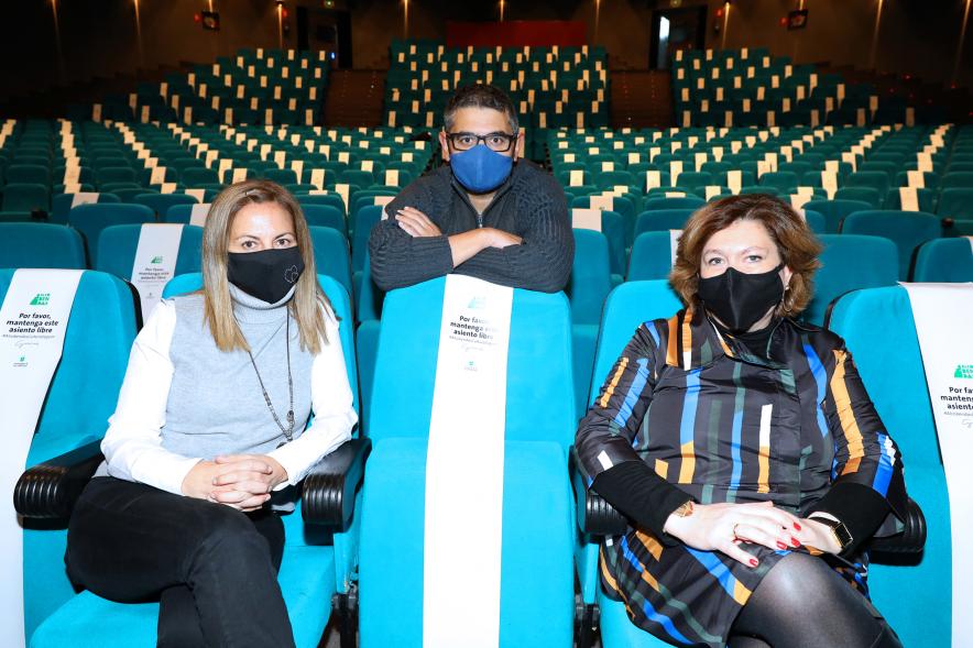 Visita a Trabajadores del TACA por su 25º Aniversario - Imagen del alcalde Rafael Sánchez Acera, la concejal de Cultura Rosario Tamayo y otra persona en representación del TACA en el patio de butacas del teatro.