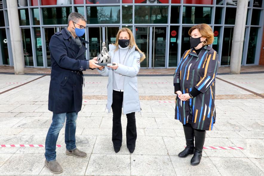 Visita a Trabajadores del TACA por su 25º Aniversario - Imagen del alcalde Rafael Sánchez Acera, la concejal de Cultura Rosario Tamayo y otra persona en representación del TACA en la puerta del teatro.