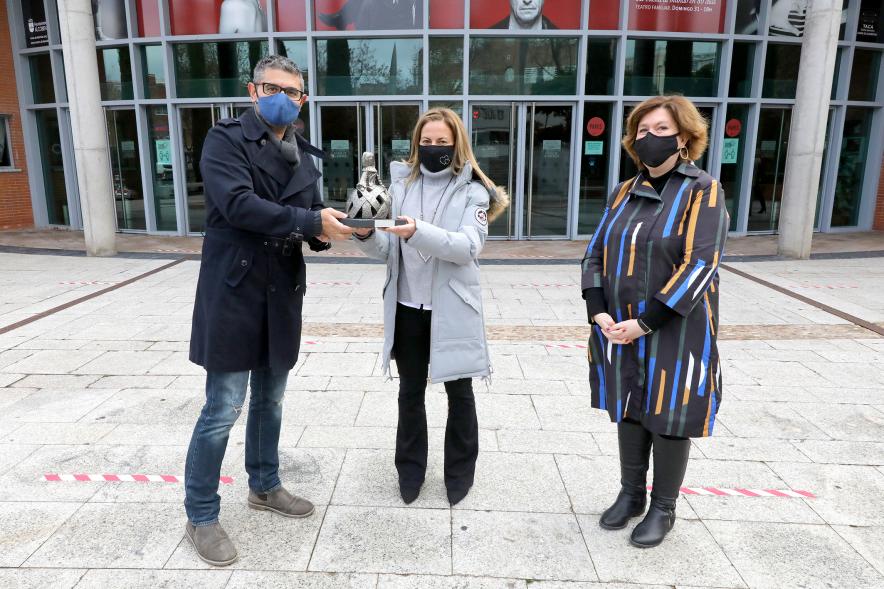 Visita a Trabajadores del TACA por su 25º Aniversario -   Imagen del alcalde Rafael Sánchez Acera, la concejal de Cultura Rosario Tamayo y otra persona en representación del TACA en la puerta del teatro.