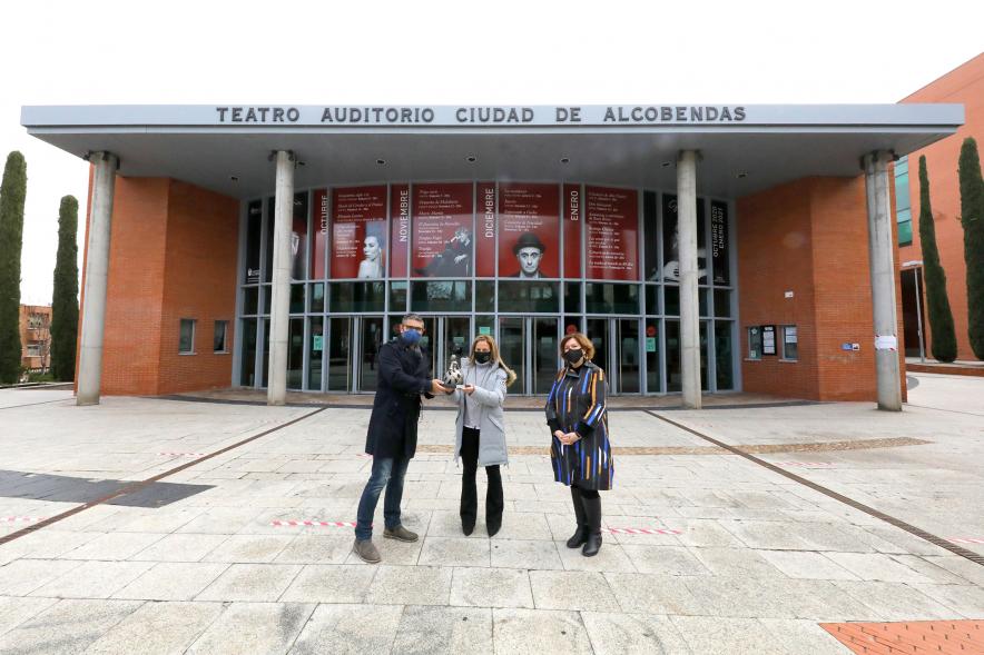 Visita a Trabajadores del TACA por su 25º Aniversario -   Imagen lejana del alcalde Rafael Sánchez Acera, la concejal de Cultura Rosario Tamayo y otra persona en representación del TACA en la puerta del teatro.