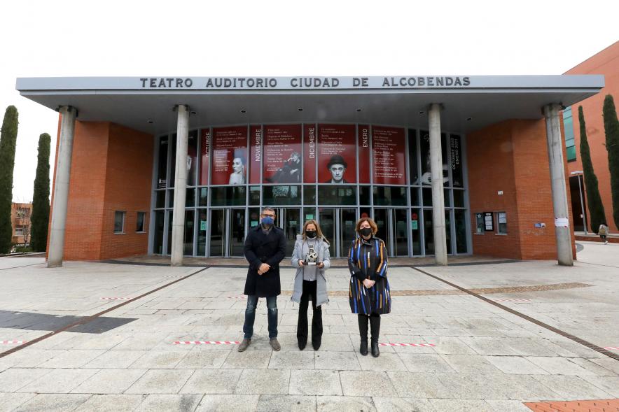 Visita a Trabajadores del TACA por su 25º Aniversario -  Imagen lejana del alcalde Rafael Sánchez Acera, la concejal de Cultura Rosario Tamayo y otra persona en representación del TACA en la puerta del teatro.