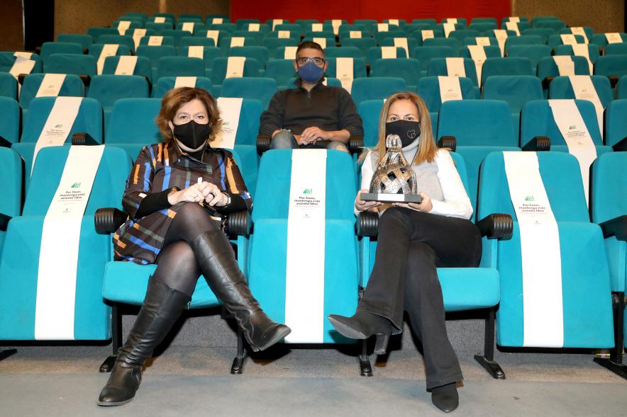 Visita a Trabajadores del TACA por su 25º Aniversario - Imagen del alcalde Rafael Sánchez Acera, la concejal de Cultura Rosario Tamayo y otra persona en representación del TACA en el patio de butacas del teatro.