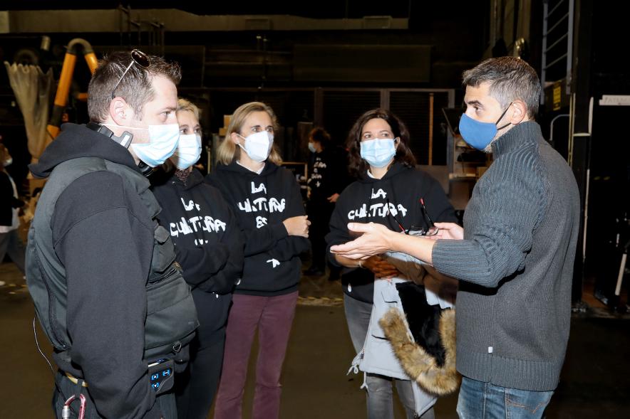 Visita a Trabajadores del TACA por su 25º Aniversario - Imagen del alcalde Rafael Sánchez Acera charlando con trabajadores del teatro.