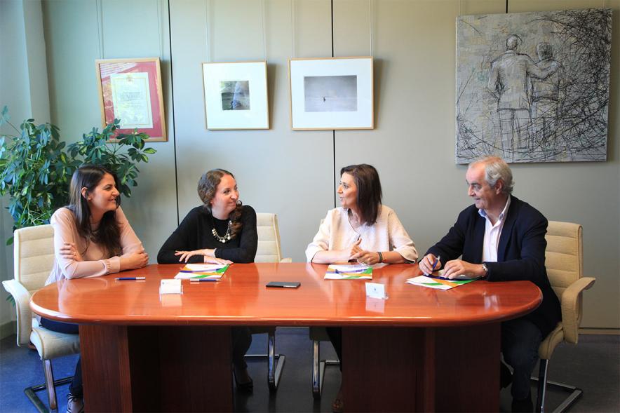 Representantes de cada una de las partes en la firma del acuerdo