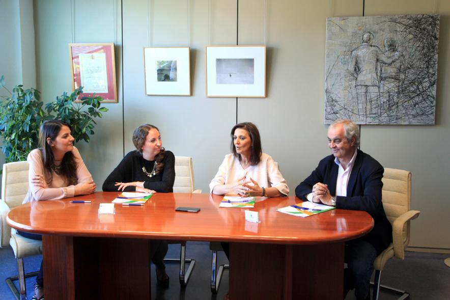 Representantes de cada una de las partes en la firma del acuerdo