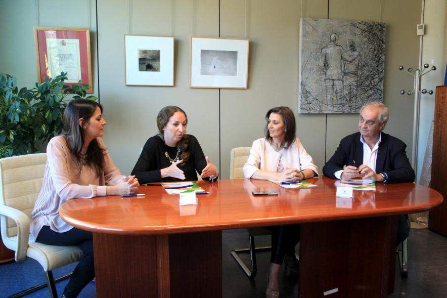 Representantes de cada una de las partes en la firma del acuerdo