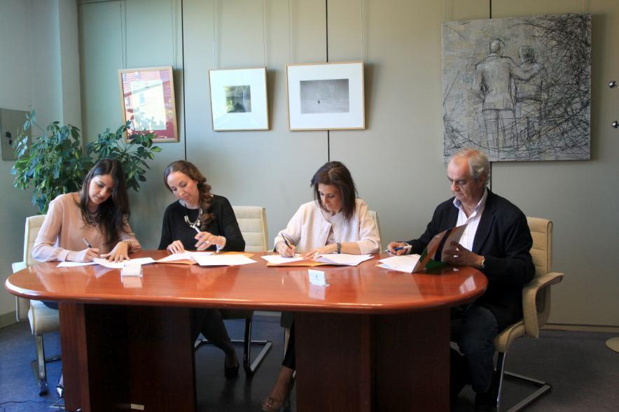 Representantes de cada una de las partes en la firma del acuerdo
