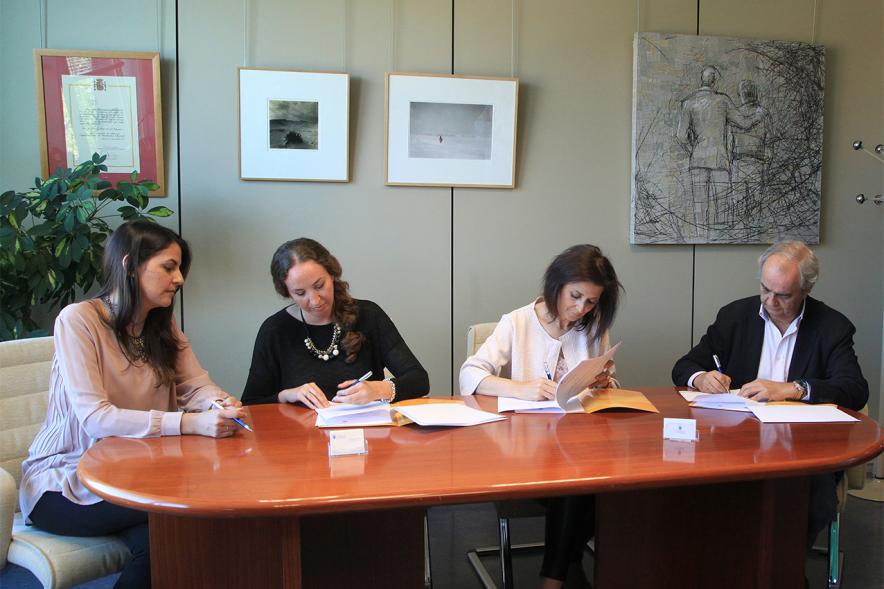 Representantes de cada una de las partes en la firma del acuerdo
