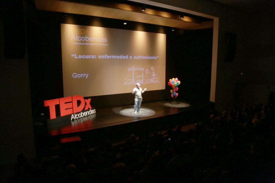 TEDx Alcobendas -  Imagen de un conferenciante sobre el escenario adornado con globos.