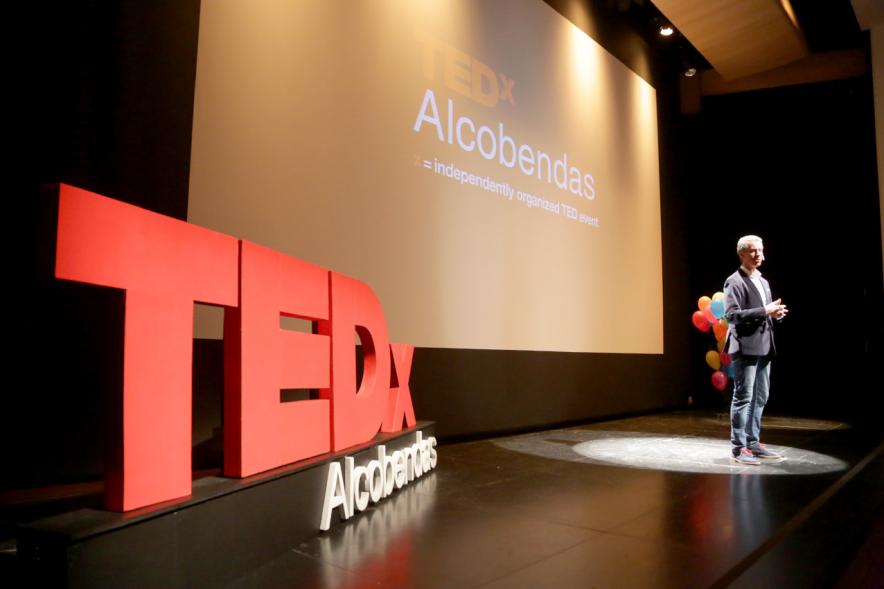 TEDx Alcobendas -Primer plano de uno de los participantes con el nombre de las jornadas.