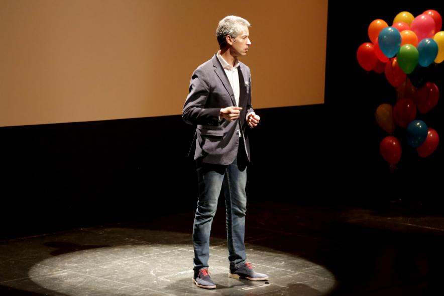 TEDx Alcobendas - Primer plano de uno de los participantes. 