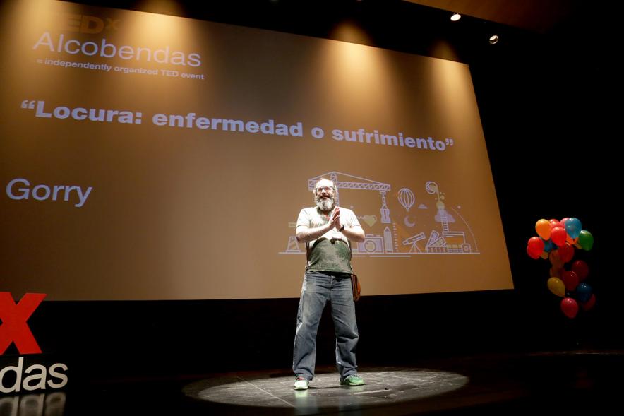 TEDx Alcobendas -  Imagen del escenarios con un conferenciante.