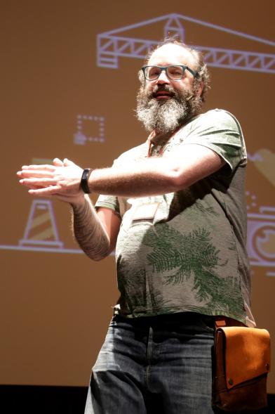 TEDx Alcobendas - Primer plano de uno de conferenciantes.