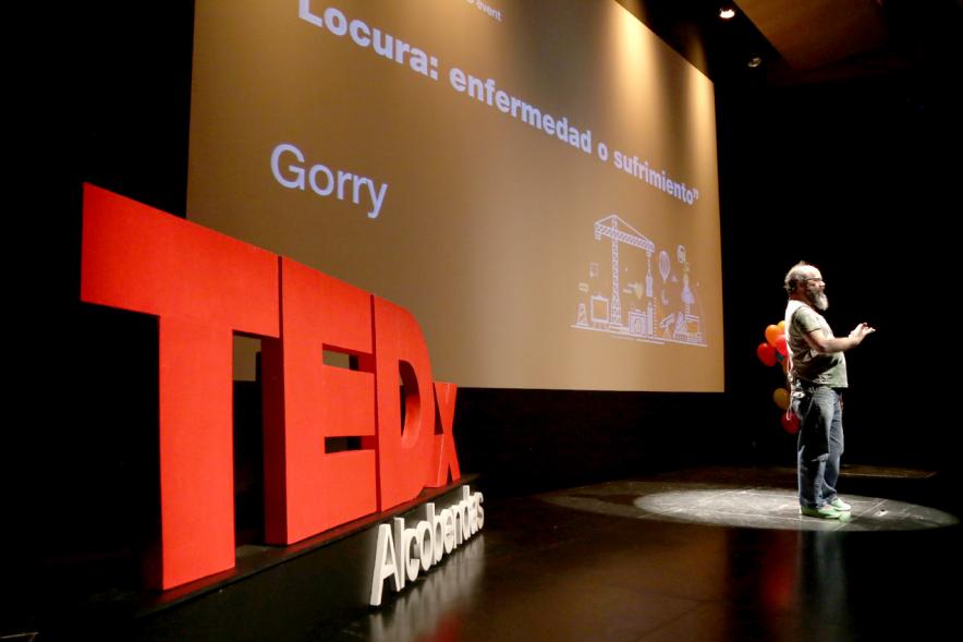 TEDx Alcobendas - Imagen del escenarios con las letras del evento y un conferenciante.
