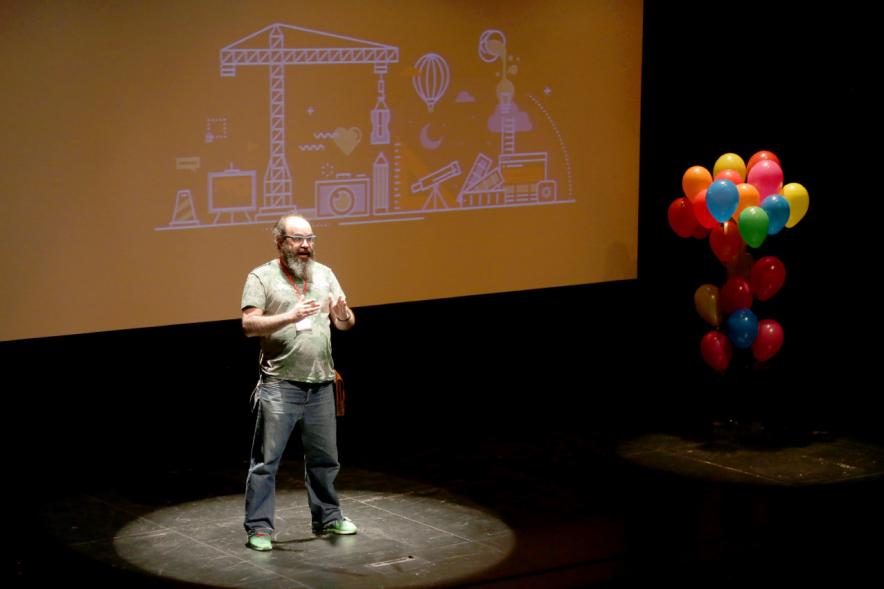 TEDx Alcobendas -  Imagen de un conferenciante sobre el escenario adornado con globos.