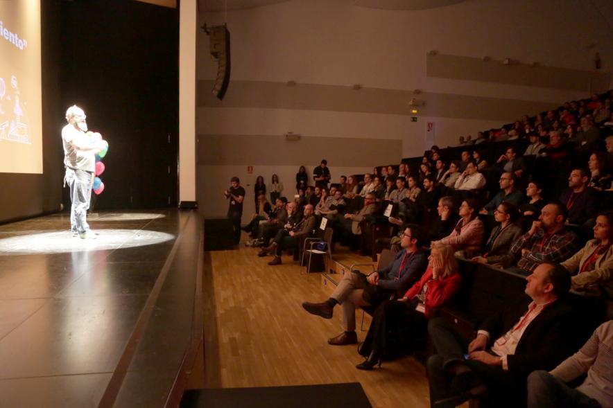 TEDx Alcobendas - Plano de los asistentes y una parte del escenario iluminado.