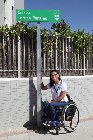 Visita de Teresa Perales a la calle que lleva su nombre - Teresa Perales junto al  cartel con su nombre.