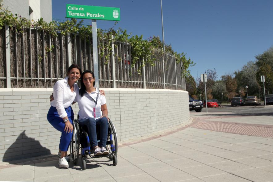 Visita de Teresa Perales a la calle que lleva su nombre -  Teresa Perales y una amiga  junto al  cartel con su nombre.