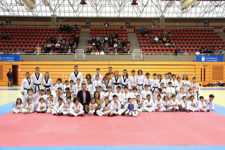Participantes posando juntos en el tatami