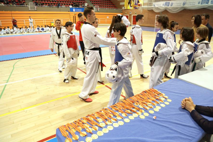 Participantes en la recogida de trofeos