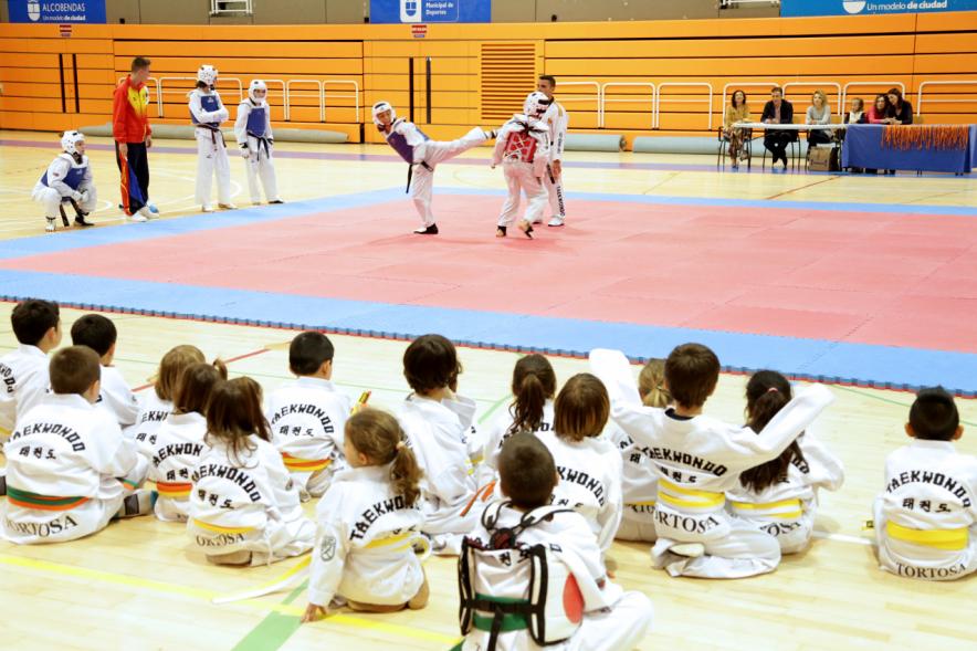 Categorías más jóvenes viendo el combate de los mayores a pie de pista