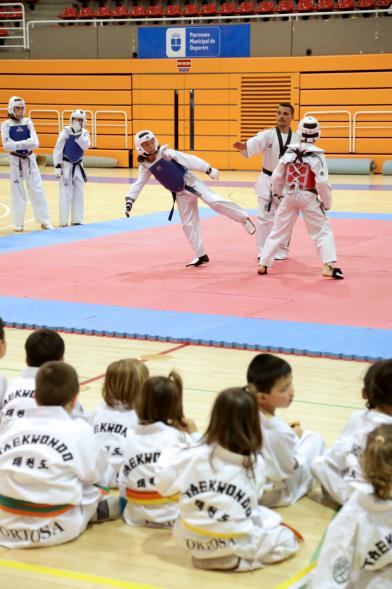 Niños con kimono viendo un combate junior