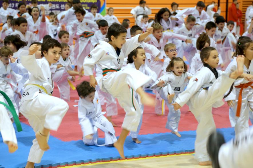 Exhibición Internacional de Taekwondo - Imagen de taekwondistas infantiles durante la exhibición.