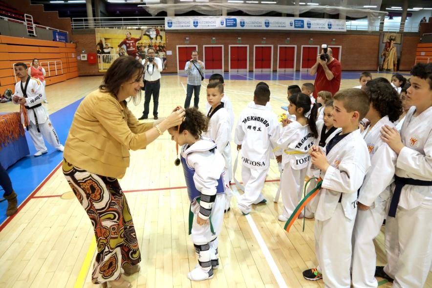 Concejal Mar Rodríguez Fernández entregando medallas a los ganadores