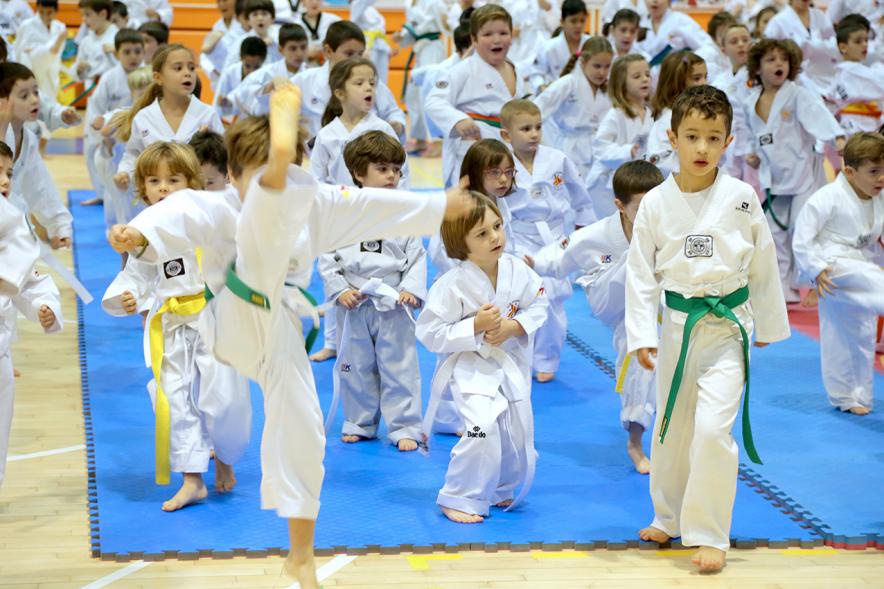 Exhibición Internacional de Taekwondo - Imagen de taekwondistas infantiles durante la exhibición.