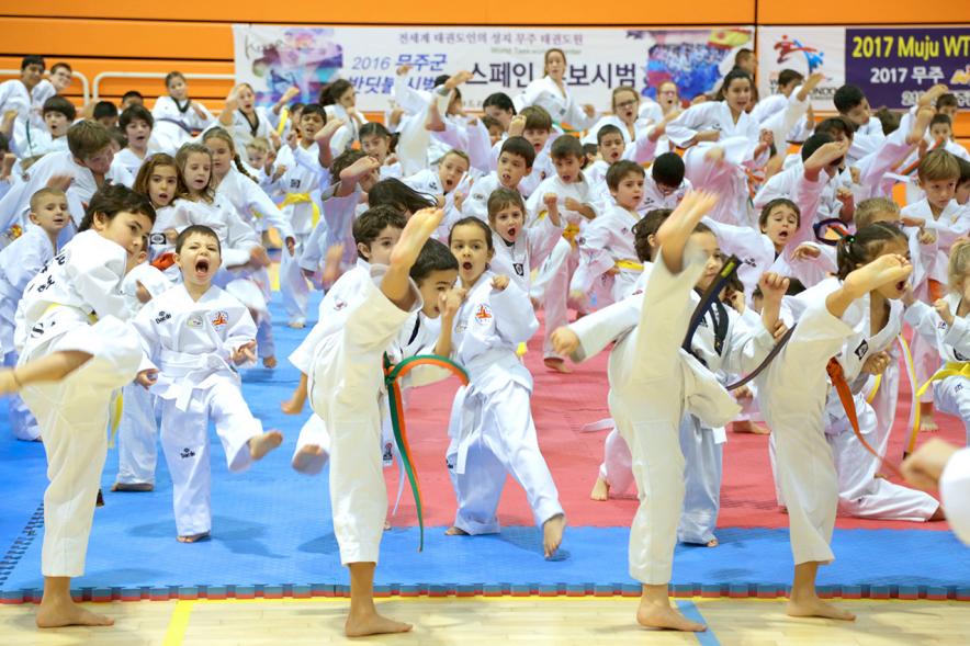 Exhibición Internacional de Taekwondo - Imagen de taekwondistas infantiles durante la exhibición.