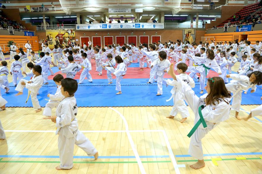 Exhibición Internacional de Taekwondo - Imagen de taekwondistas infantiles durante la exhibición.