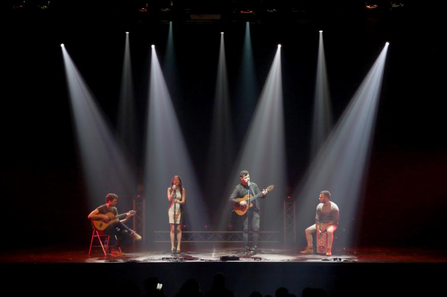 Noche de Talentos ITN - Imagen del escenario iluminado con un grupo de música.