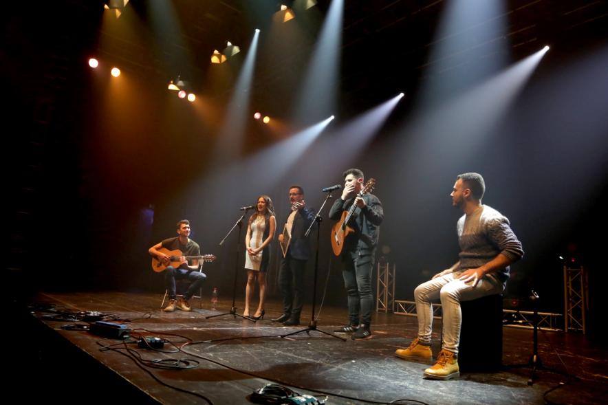 Noche de Talentos ITN - Imagen del escenario iluminado con un grupo de música.
