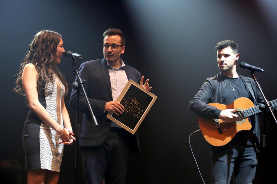 Noche de Talentos ITN - Imagen del presentador entrevistando a un duo musical.
