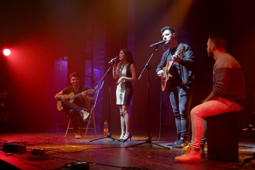 Noche de Talentos ITN -  Imagen del escenario iluminado con un grupo de música.