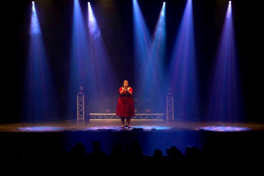 Noche de Talentos ITN -  Imagen del escenario iluminado con una solista.