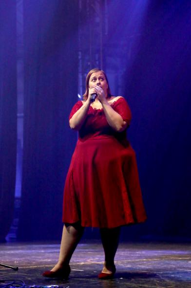 Noche de Talentos ITN -  Imagen del escenario iluminado con un grupo de música.
