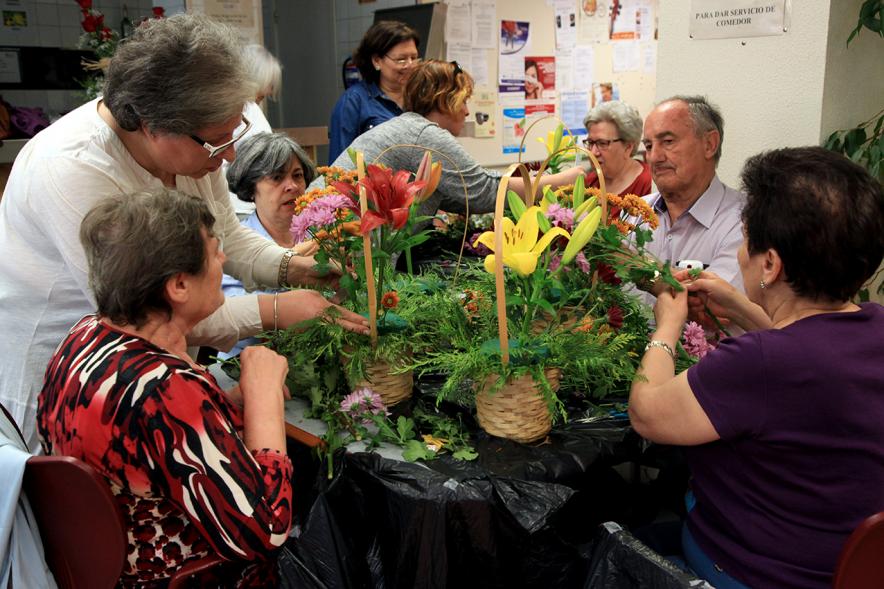 Semana del Mayor 2016 - Taller Floral - Coordinadora dando una explicación a los participantes en el taller floral.