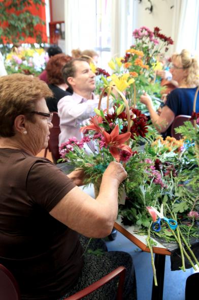 Semana del Mayor 2016 - Taller Floral - Mayores participando en el taller floral.