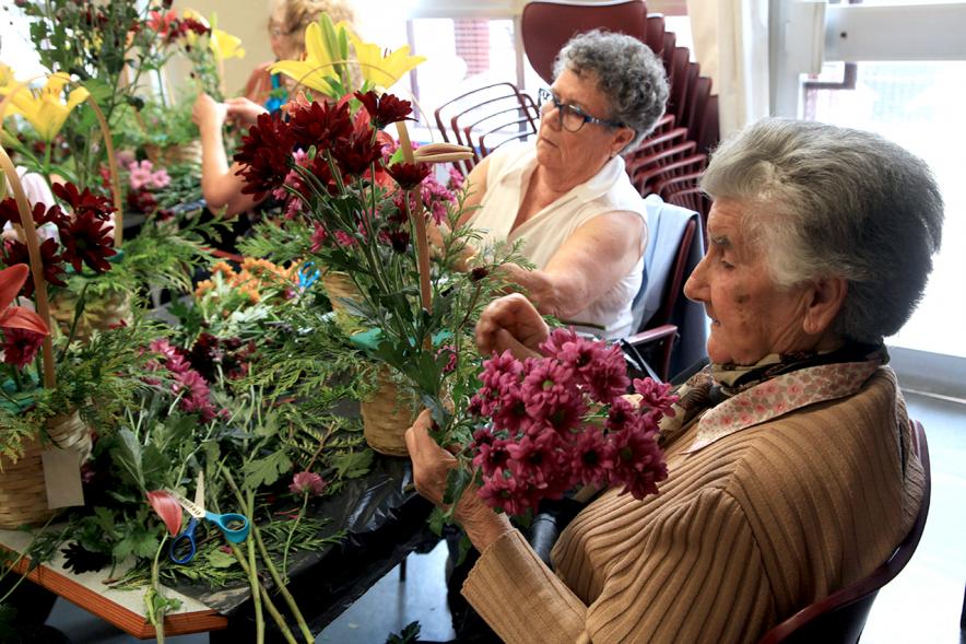 Semana del Mayor 2016 - Taller Floral - Mayores participando en el taller floral.