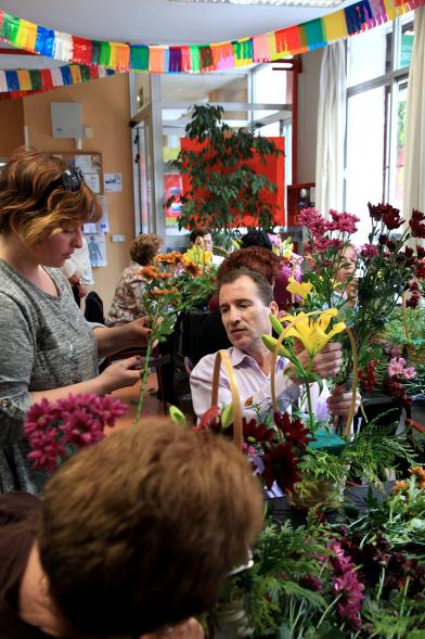 Semana del Mayor 2016 - Taller Floral - Coordinadora dando una explicación a los participantes en el taller floral.