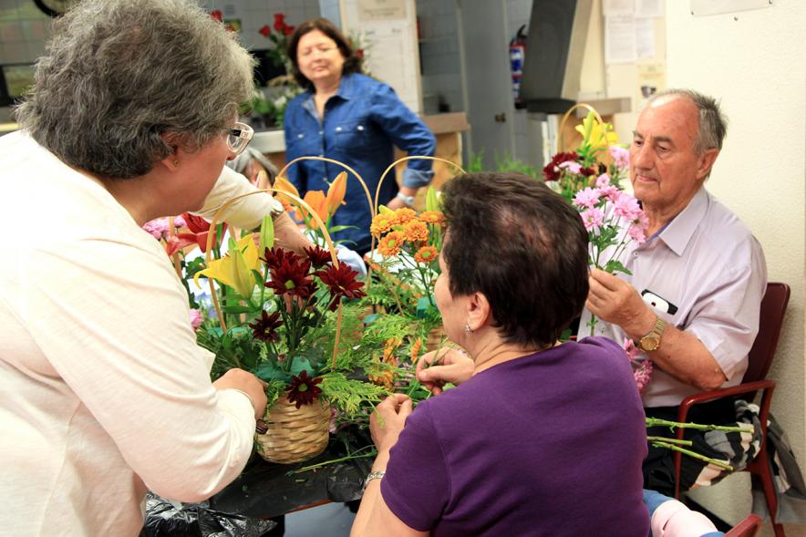 Semana del Mayor 2016 - Taller Floral - Mayores participando en el taller floral.