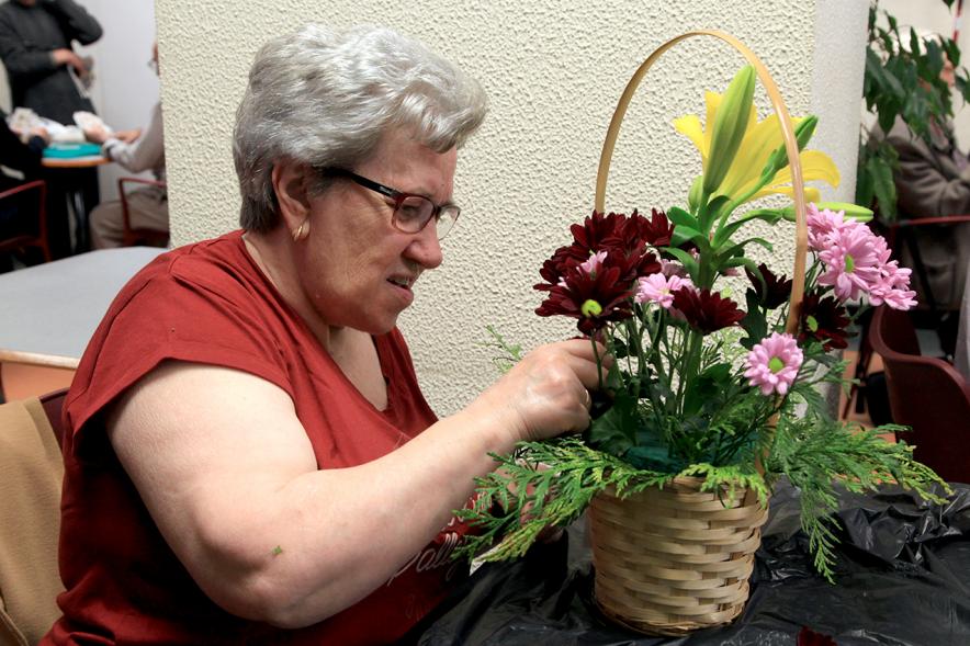 Semana del Mayor 2016 - Taller Floral - Mayores participando en el taller floral.