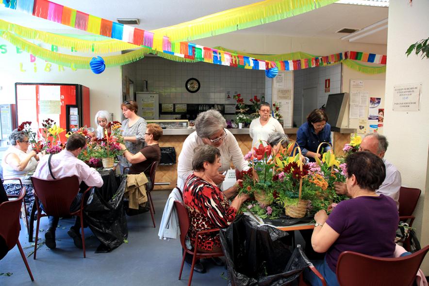 Semana del Mayor 2016 - Taller Floral - Coordinadora dando una explicación a los participantes en el taller floral.