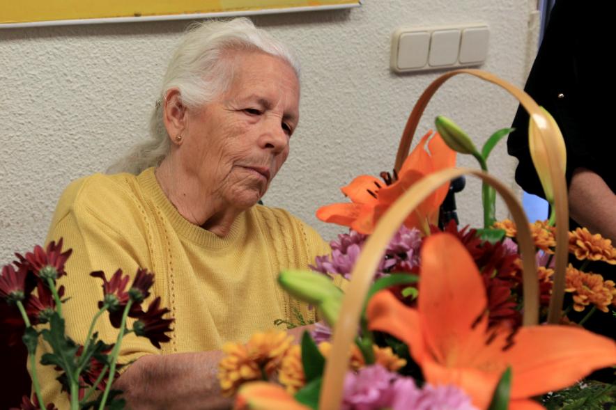 Semana del Mayor 2016 - Taller Floral - Participante del taller floral.