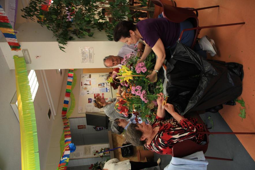 Semana del Mayor 2016 - Taller Floral - Mayores participando en el taller floral.