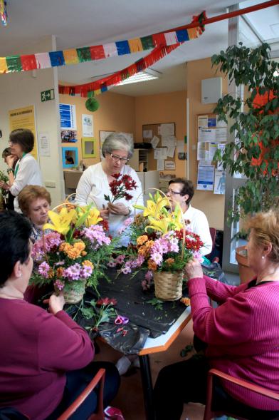 Semana del Mayor 2016 - Taller Floral - Coordinadora dando una explicación a los participantes en el taller floral.