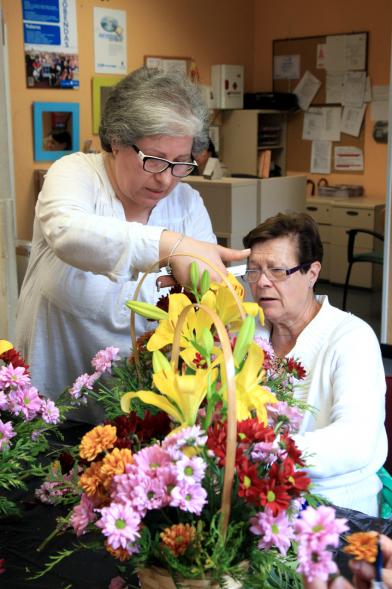 Semana del Mayor 2016 - Taller Floral - Coordinadora dando una explicación a los participantes en el taller floral.
