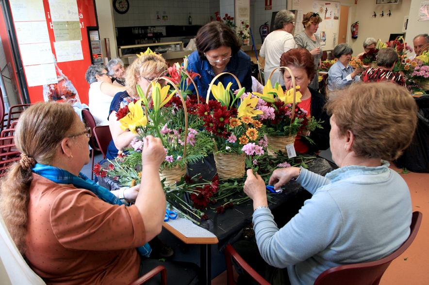 Semana del Mayor 2016 - Taller Floral - Mayores participando en el taller floral.